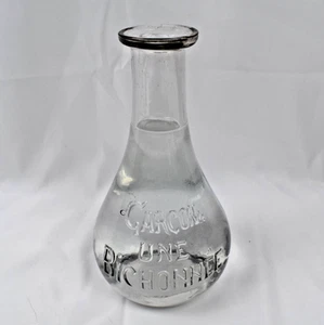 ANCIENNE CARAFE PUBLICITAIRE EN VERRE MOULE GARCON UNE BICHONNEE DEBUT XXe - Imagen 1 de 3