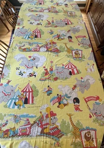 Vintage Disney ~ Dumbo ~ circo giallo ~ lenzuolo piatto completo 84"x 94" - Foto 1 di 8