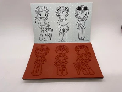 Novo em folha: 6 carimbos de borracha de meninas vestidas com roupas de inverno, verão e primavera - Imagem 1 de 2