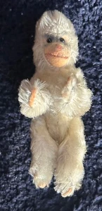 SCHUCO MONKEY WITH FUN RED BUTT - Picture 1 of 3