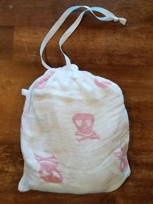 Aden Anais Little 77 Niños Rosa Calavera Huesos Cruzados Envoltura Manta Muselina Bolso RARO Foto 1 de 4