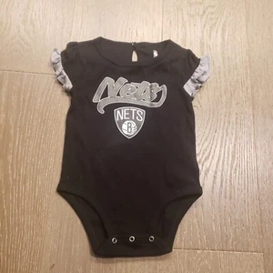 Brooklyn Nets bambina pezzo unico bambino 12 m nero bottone grafica neonato nba E2b - Foto 1 di 8