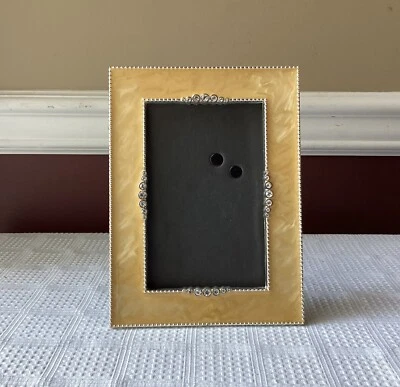 Marco de fotos de metal amarillo con piedras sintéticas transparentes, autoportante, 4"x6", sin vidrio Foto 1 de 4