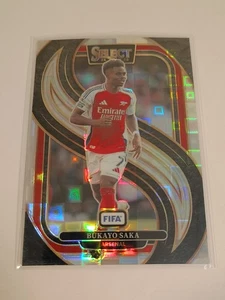 Bukayo Saka 2024-25 Seleziona FIFA Calcio Pandora Prizm Card #112 Mezzanino Arsenale - Foto 1 di 2