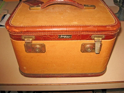 AMELIA EARHART TRAIN CASE 1940-50'S LUGGAGE - Image 1 of 4