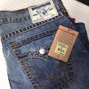 True Religion NWT Men’s 42x34 Retail $260. Big T Slim Blue Jeans Pocket Flaps - Picture 1 of 16
