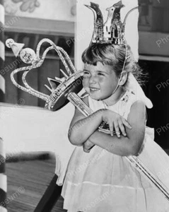 Beauty Contest Winner At Queens New York 1953 Vintage 8x10 Reprint Of Old Photo - Picture 1 of 1