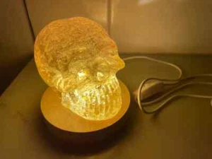 Bernstein Kristall Totenkopf USB LED Seitenlicht aus 100% recyceltem Kunststoff CD Hüllen - Bild 1 von 9