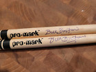 Paire de baguettes dédicacées signées Bill Bruford Promark SD4W oui King Crimson