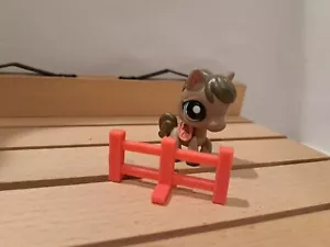 Littlest Pet Shop #1776~Pony cavallo marrone, sella rosa, occhi a punti blu e recinzione rosa - Foto 1 di 5