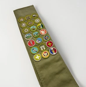 BSA Olive Green Sash with 21 Sewn on Merit Badges 30" Long MB-222 - Photo 1 sur 9