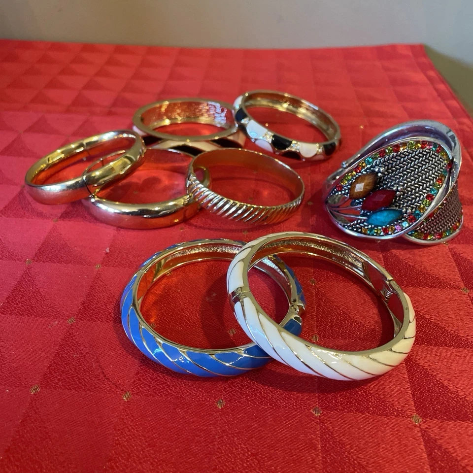 Lote de 8 pulseras abrazadera con bisagras y brazalete pedrería 7 dorado y 1 plateado Foto 1 de 4