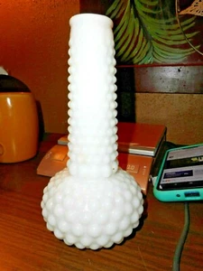 Milchglas weiß 6 1/2" Kochfeld Nagel gepunktete Knospe Vase Mid Century 1960er - Bild 1 von 10