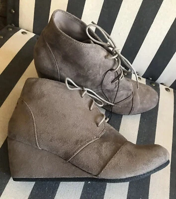 Botas de cuña CHARLES ALBERT para mujer color topo botines de gamuza vegana ligeras talla 11 NUEVAS Foto 1 de 4