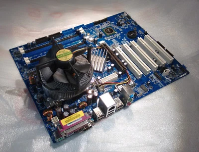 ASRock 775V88 [REV 1.01] + cpu + 1GB RAM  [socket LGA-775] motherboard - Bild 1 von 4