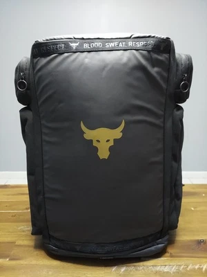 Nueva Mochila de Lona Under Armour Project Rock Box-Negro-Dorado 39L Foto 1 de 4