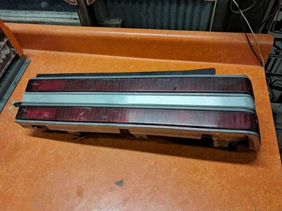 Conjunto de lanterna traseira de passageiro Buick Century destro 1984-1988 - Imagem 1 de 4