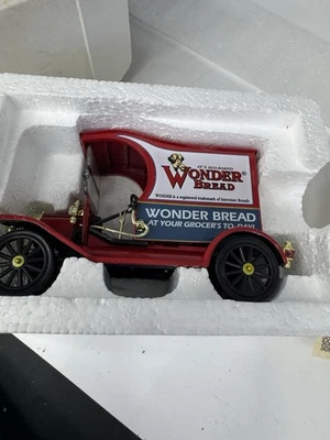 Camión Ford Wonder Bread 1913 rojo SS-T5370B del Museo Nacional del Motor como nuevo con certificado de autenticidad nuevo en caja Foto 1 de 4