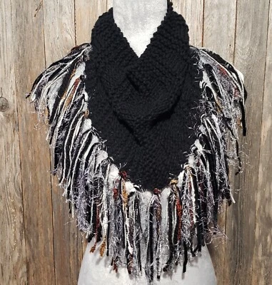NUEVO Tejido a Mano Negro Infinito Boho Capucha Bufanda Flecos Hecho a Mano Tejido Foto 1 de 4