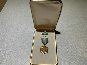 NOS VINTAGE UNITED STATES OF AMERICA MEDAL FOR MILITARY MERIT IN ( BOX (damage) - Picture 1 of 8