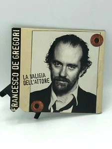 LOCANDINA CARTELLO PUBBLICITARIO FRANCESCO DE GREGORI LA VALIGIA DELL'ATTORE - Imagen 1 de 2