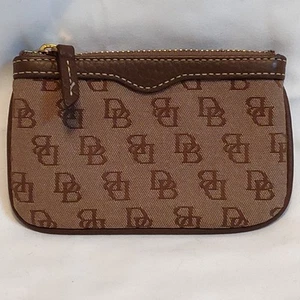 Cartera monedero de lona con logotipo marrón Dooney & Bourke con borde de cuero - Imagen 1 de 6