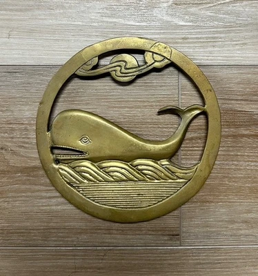Vintage Solid Brass Stand Kitchen Trivet Holder Footed Whale Fish Ocean Waves - Изображение 1 из 4