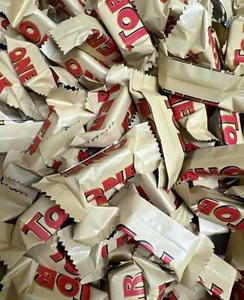 TOBLERONE PEQUEÑO chocolate con leche suizo con barras de turrón de miel y almendras (2 libras) - Imagen 1 de 12