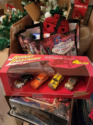 Paquete de 4 Johnny Lightning VW Beetle  Foto 1 de 3