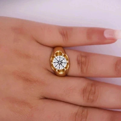 Anillo de boda redondo 3,00 TCW VVS1 moissanita para hombre enchapado en oro amarillo de 14 K Foto 1 de 4