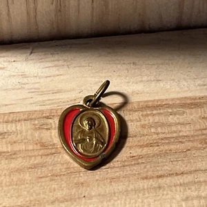 Vintage Pendant Charm medal Mary & Baby Jesus / Jesus Red Heart Gold Tone Charm - Picture 1 of 4