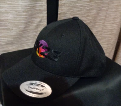 ¡Nuevo! NBA 2K23 Gorra Snapback Promo Sombrero Negro OSFM Adultos NEGRO NUEVO SIN ETIQUETAS Foto 1 de 4