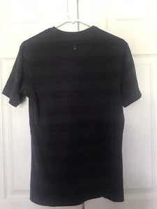Lululemon lila gestreiftes Herren-T-Shirt mit Rundhalsausschnitt Größe Small gebraucht, in einwandfreiem Zustand - Bild 1 von 6