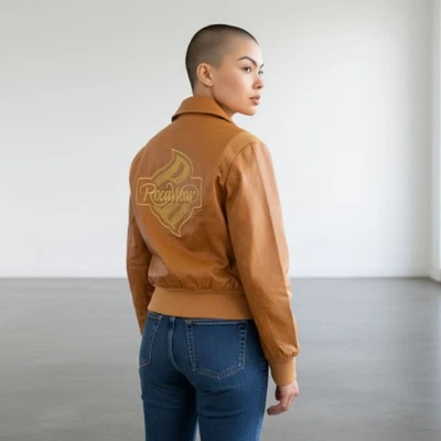 Chaqueta Bomber De Colección Rocawear Marrón Imitación Cuero Talla Mediana Dorado Spellout Logo Y2K Foto 1 de 4