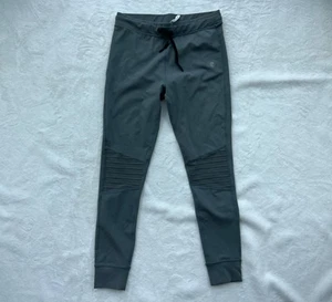 Leggings Moto Born Primitive Edición Limitada Plisados en Gris Talla Mediana - Imagen 1 de 8