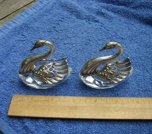 PAR DE BODEGAS DE SAL CISNES DE CRISTAL MONTADAS EN PLATA - Marca de plata - Reserva - Imagen 1 de 6