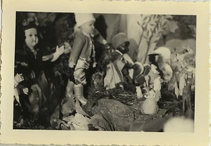 ALTES FOTO - VINTAGE SNAPSHOT - KURIOSITÄT KRIPPE PUPPE SPIELZEUG WEIHNACHTEN - KRIPPE 4 - Bild 1 von 1