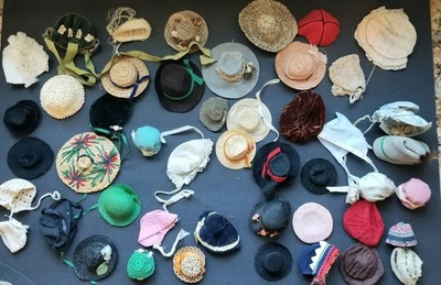 ENORME LOTE DE 43 SOMBREROS DE MUÑECA DE COLECCIÓN PARA MUÑECAS MÁS PEQUEÑAS DE 7" A 12" DE ALTO~RAJA~FIELTRO~TELA Foto 1 de 4