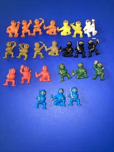 23 Vintage A&A Ninja Karate Gummi Mini Figuren Kung Fu Figuren - Bild 1 von 13
