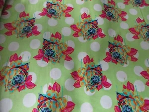 Baumwollstoff Tula rosa 1 Fat Quarter neugierig bemalt Rosen auf limettengrün - Bild 1 von 3