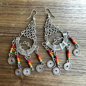 "Divertidos pendientes de candelabro de alambre y cuentas de tono plateado de la India - ¡Casi 4" de largo! - Imagen 1 de 6