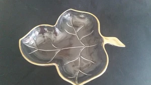 Piatto caramelle vintage in vetro pressato a forma di foglia con bordo e stelo oro - Foto 1 di 9
