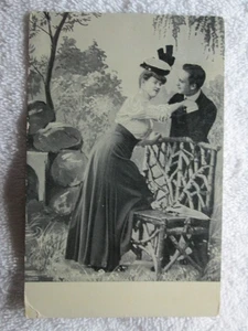 Antigua pareja de cortejo, postal de banco de madera rústica 1909 - Imagen 1 de 2
