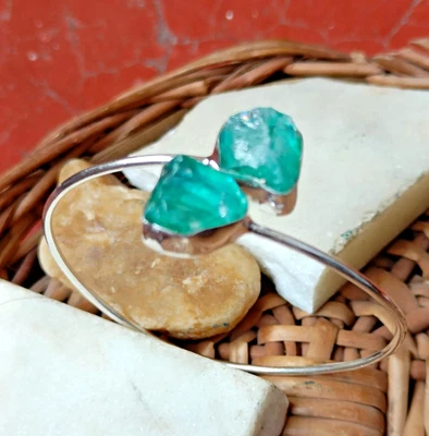 Pulseira de prata esterlina com punho de pedra preciosa esmeralda bruta feita à mão joia ajustável - Imagem 1 de 4