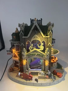 Spooky Town Gothic Hills Funeral Parlor Außen beleuchtetes Gebäude 2023 Lemax - Bild 1 von 14