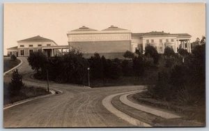 RPPC Desconocido Building Hill Dirt Road Scene ANTIGUA Postal 8553 - Imagen 1 de 2