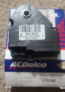 NEW GM OEM DOOR ACTUATOR- GENERAL MOTORS GMC 89018678 - Picture 1 of 2