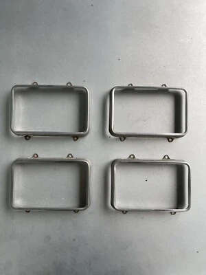 Dodge Diplomat 1987 embellecedor de bombilla de faros Foto 1 de 4