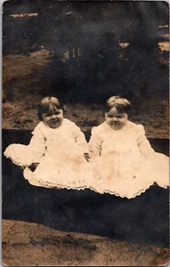 Postkarte RPPC Zwillingsbaby Mädchen mollige Wangen Echtfoto unbesendet - Bild 1 von 2
