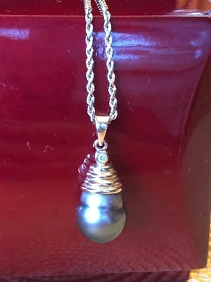 Colgante de oro amarillo de 14k con diamantes de perlas de Tahití (11 mm) Foto 1 de 4